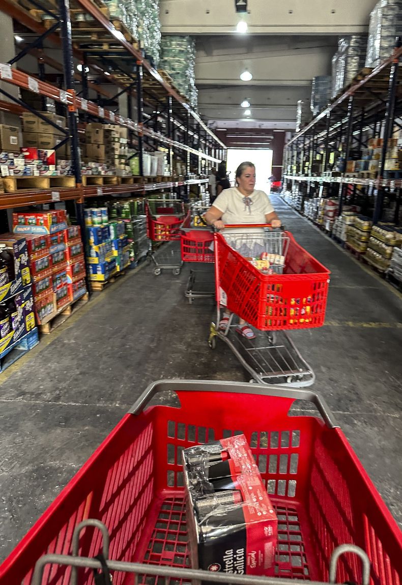 Una compradora empuja su carro en una tienda de comestibles privada, a la que se conoce como el Costo Cubano, en La Habana, Cuba, el 9 de noviembre de 2023. (AP Foto/Ramón Espinosa)
