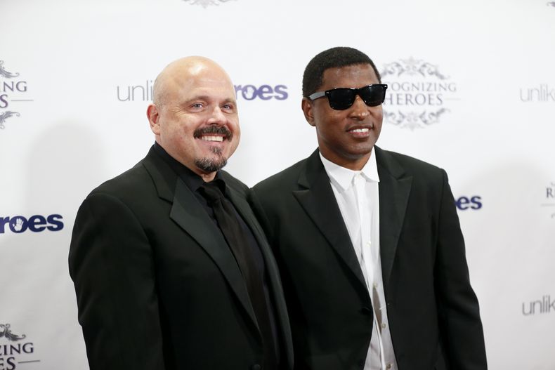 ARCHIVO - El productor musical Walter Afanasieff, galardonado con el premio Legacy, izquierda, y el artista Kenny Edmonds, también conocido como Babyface, llegan a la cena y gala de premios Recognizing Heroes en el Hotel W Hollywood el 19 de octubre de 2013 en Los Ángeles. Afanasieff es coautor de “All I Want for Christmas is You”, una de las canciones navideñas más populares de la historia. (Foto Danny Moloshok/Invision/AP, archivo)