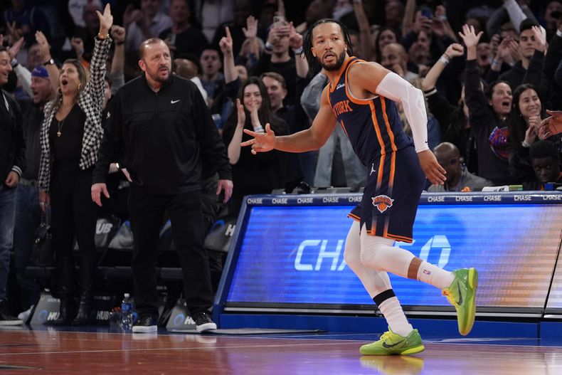 Jalen Brunson, de los Knicks de Nueva York, festeja tras atinar un triple en el partido de la NBA Cup ante los Nets de Brooklyn, el viernes 15 de noviembre de 2024 (AP Foto/Pamela Smith)