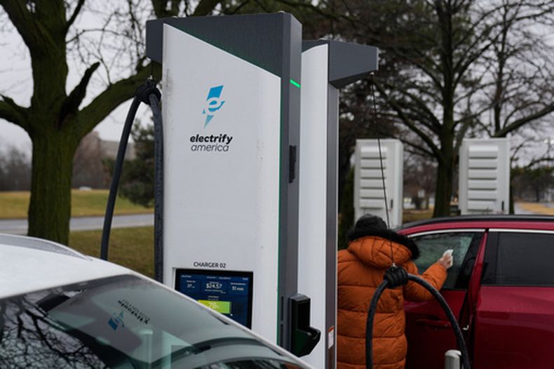 Vehículos eléctricos en una estación de carga el miércoles 11 de marzo de 2026, en Lincolnwood, Illinois. (AP Foto/Erin Hooley)