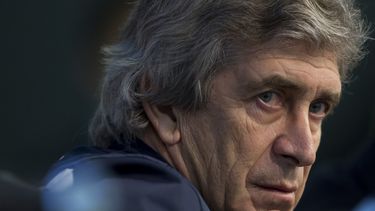 americateve | El chileno Manuel Pellegrini, t&eacute;cnico del Manchester city, escucha una pregunta durante una conferencia de prensa en el Etihad Stadium, el lunes 17 de febrero de 2014. La UEFA abri&oacute; una investigaci&oacute;n a ra&iacute;z de las declaraciones