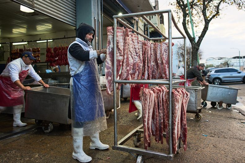 Un trabajador corta trozos de carne en una carnicería de Mataderos en Buenos Aires, Argentina, el jueves 14 de mayo de 2026. (AP Foto/Rodrigo Abd)
