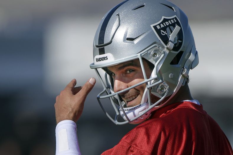 Jimmy Garoppolo, quarterback de los Raiders de Las Vegas, sonríe durante una práctica el 29 de julio de 2023, en Henderson, Nevada (AP Foto/Sam Morris)