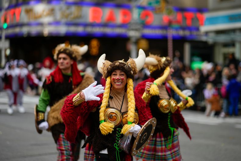 Payasos vikingos caminan por la Sexta Avenida durante el Desfile del Día de Acción de Gracias de Macys, el jueves 27 de noviembre de 2025, en Nueva York. (Foto AP/Eduardo Munoz Alvarez)