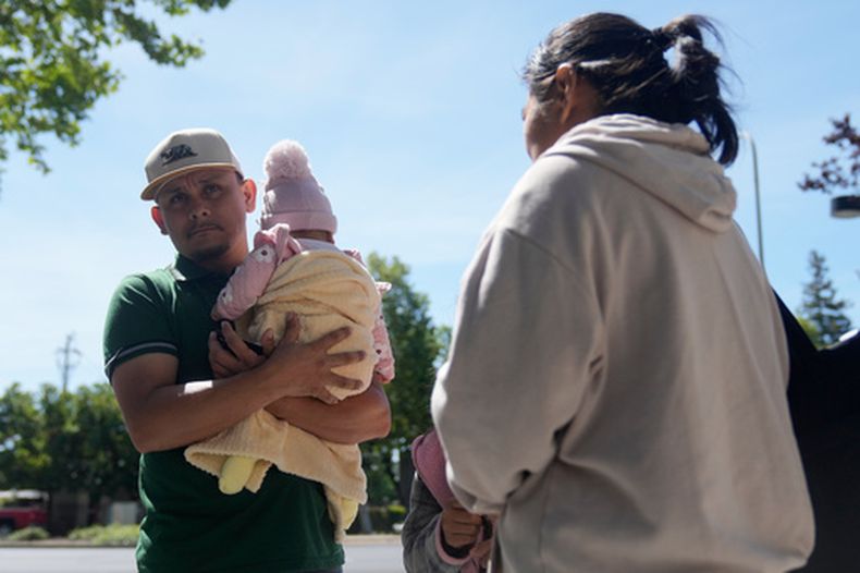 Oliverio Mora Huerta, a la izquierda, es entrevistado junto con su familia antes de ingresar a un tribunal de inmigración, el martes 12 de mayo de 2026, en Concord, California. (AP Foto/Jeff Chiu)