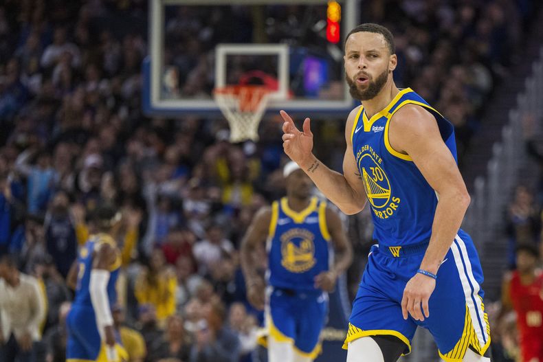 Stephen Curry (30), de los Warriors de Golden State, reacciona después de encestar durante la segunda mitad del juego de baloncesto de la NBA en contra de los Trail Blazers de Portland, el lunes 10 de marzo de 2025, en San Francisco. (AP Foto/Nic Coury)