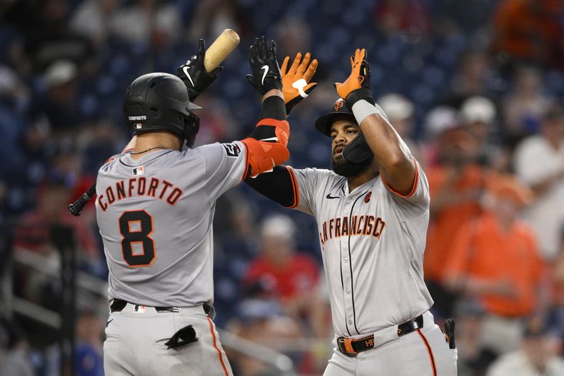 El puertorriqueño de los Gigantes de San Francisco Heliot Ramos celebra su jonrón en la quinta entrada con Michael Conforto ante los Nacionales de Washington el miércoles 7 de agosto del 2024. (AP Foto/Nick Wass)