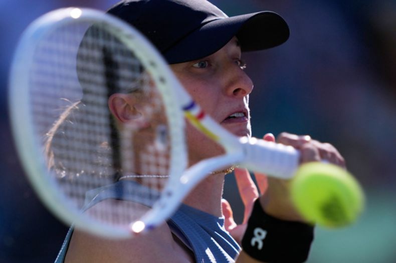 Iga Swiatek devuelve ante Elina Svitolina en los cuartos de final del Abierto de Indian Wells, el jueves 12 de marzo de 2026. (AP Foto/Mark J. Terrill)