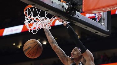 Murray logra 11mo triple doble; Spurs vencen a Hawks