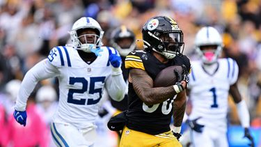 El corredor de los Steelers de Pittsburgh Jaylen Warren corre con el balón para anotar en el encuentro ante los Colts de Indianápolis el domingo 11 de octubre del 2026. (AP Foto/David Dermer )