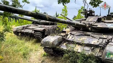 Esta fotografía del 12 de julio de 2023 muestra tanques entregados por el grupo militar privado ruso Wagner al Ministerio de Defensa de Rusia en un sitio no revelado. (Foto Ministerio de Defensa de Rusia vía AP)