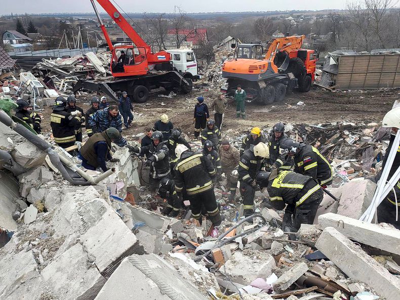 En esta imagen distribuida por el canal de Telegram del gobernador de la región de Belgorod, Vyacheslav Gladkov, el 18 de marzo de 2024, se muestra a empleados del Ministerio de Emergencias trabajando en un edificio destruido tras un bombardeo ucraniano, en Nikolskoye, en la región de Belgorod, Rusia. (Canal de Telegram del gobernador de la región de Belgorod, Vyacheslav Gladkov, vía AP)