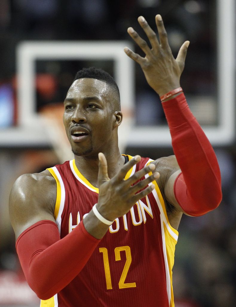 Dwight Howard, de los Rockets de Houston, reclama una falta durante el partido del jueves 6 de noviembre de 2014, frente a los Spurs de San Antonio (AP Foto/Patric Schneider)