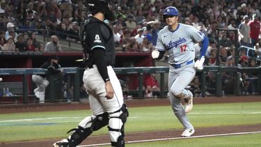 Shohei Ohtani, de los Dodgers de Los Ángeles corre para anotar ante los Diamondbacks de Arizona en un elevado de sacrificio de Freddie Freeman en el séptimo episodio del juego de béisbol, el lunes 2 de septiembre de 2024, en Phoenix. (AP Foto/Rick Scuteri)
