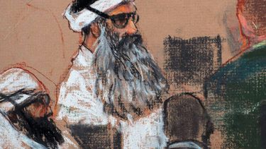 ARCHIVO - Este dibujo del lunes 8 de diciembre de 2008, realizado por la artista Janet Hamlin y revisado por las fuerzas armadas de Estados Unidos, muestra a Khalid Sheikh Mohammed, al centro, y a su cómplice Walid Bin Attash, izquierda, durante una sesión previa a un juicio en la Base Naval de Bahía de Guantánamo, Cuba. Khalid Sheikh Mohammed está acusado de ser el autor intelectual de los atentados del 11 de septiembre de 2001. (AP Foto/Janet Hamlin, foto compartida, archivo)