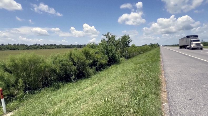 Esta imagen tomada de un video proporcionado por la televisora KPLC muestra un camión que pasa por la carretera en la que el martes 9 de julio de 2024 fue hallado un niño de 1 año. (KPLC vía AP)