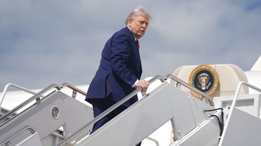 El presidente Donald Trump aborda el avión presidencial el viernes 23 de mayo de 2025, en la Base Conjunta Andrews, en Maryland. (AP Foto/Manuel Balce Ceneta)