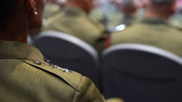 Altos mandos del ejército estadounidense escuchan al presidente Donald Trump durante su discurso en la base del Cuerpo de Marines de Quantico, en Virginia, el martes 30 de septiembre de 2025. (AP Foto/Evan Vucci)