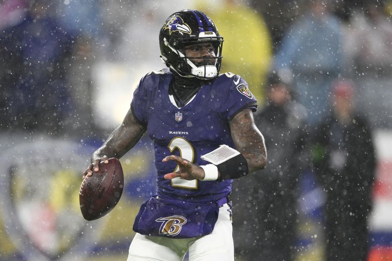 ARCHIVO - El quarterback de los Ravens de Baltimore Tyler Huntley mira a quien pasar el ovoide durante un juego de la NFL ante los Steelers de Pittsburgh, el 6 de enero de 2024, en Baltimore. (AP Foto/Nick Wass, Archivo)