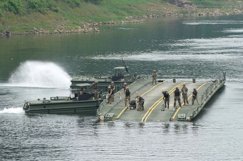 Soldados estadounidenses intentan desmontar un puente flotante durante unas maniobras en un río en Yeoncheon, Corea del Sur, cerca de la frontera con Corea del Norte, el jueves 20 de agosto de 2026. (AP Foto/Ahn Young-joon)