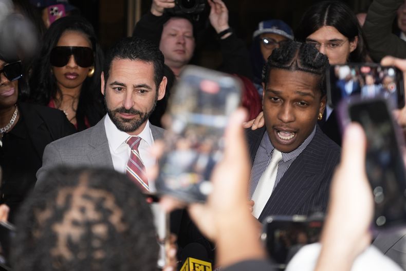 A$AP Rocky, a la derecha, habla junto al abogado Chad Seigel después de que fue declarado inocente en su juicio el martes 18 de febrero de 2025 en Los Ángeles. (Foto AP/Damian Dovarganes)