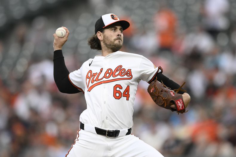 El abridor de los Orioles de Baltimore Dean Kremer lanza en la segunda entrada del juego ante los Yankees de Nueva York el martes 30 de abril del 2024. (AP Foto/Nick Wass)