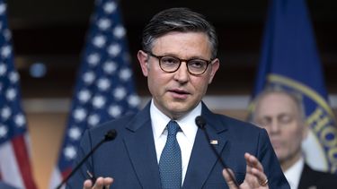 El presidente de la Cámara de Representantes, el republicano Mike Johnson, atiende a los periodistas tras una reunión a puerta cerrada con sus colegas republicanos, el martes 24 de septiembre de 2024, en el Capitolio de Washington. (AP Foto/J. Scott Applewhite)