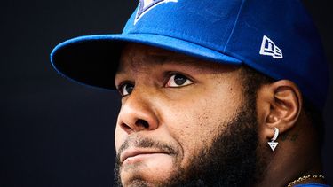 El pelotero Vladimir Guerrero Jr., de los Azulejos de Toronto, observa desde la cueva antes de un partido de béisbol contra los Orioles de Baltimore en Toronto, el 12 de septiembre de 2026. (Sammy Kogan/The Canadian Press via AP)