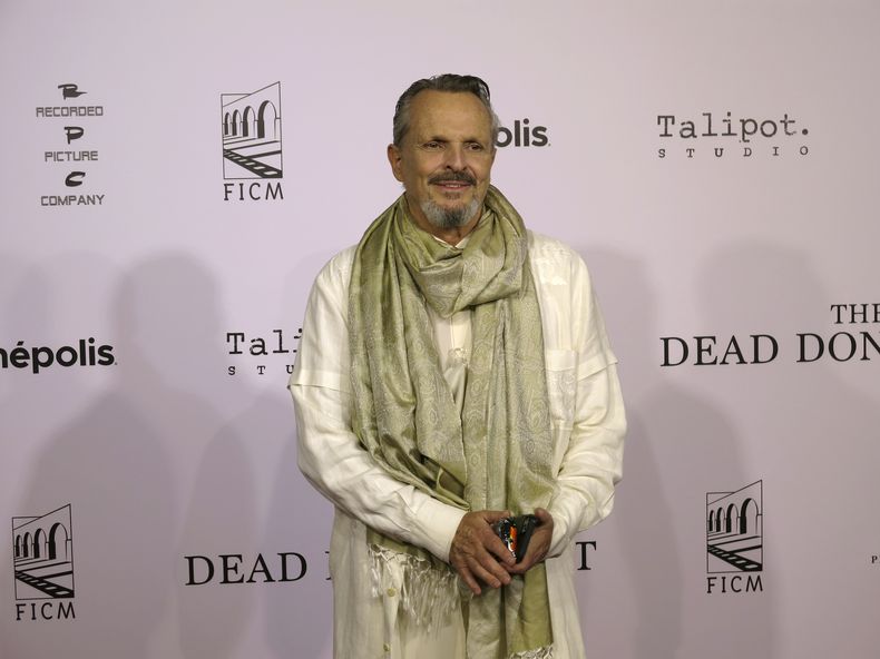 El cantante español Miguel Bosé posa en la alfombra roja de la película The Dead Dont Hurt en Morelia, México, el viernes 20 de octubre de 2023. (Foto AP/Berenice Bautista)