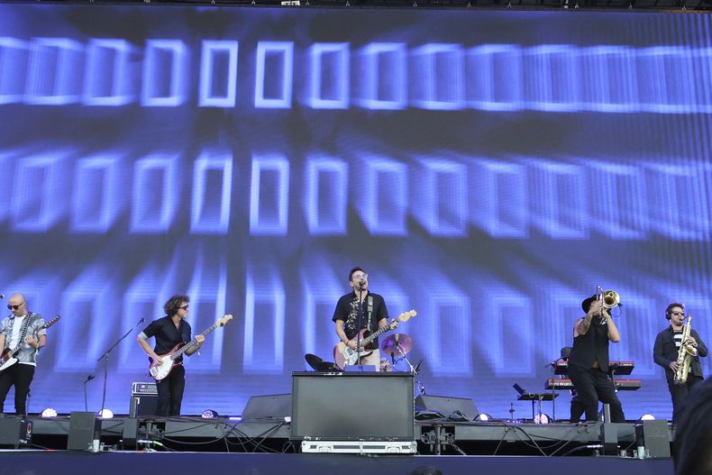 Emiliano Brancciari de No Te Va A Gustar durante su concierto en el Festival Vive Latino en la Ciudad de México el sábado 16 de marzo de 2024. (Foto AP/Ginnette Riquelme)