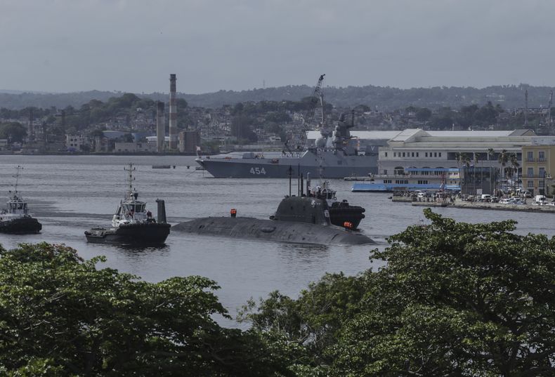 El submarino ruso de propulsión nuclear Kazán sale del puerto de La Habana, Cuba, el lunes 17 de junio de 2024. (AP Foto/Ariel Ley)