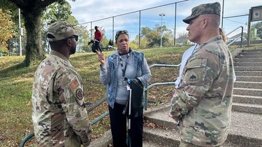 Valencia Mohammed (centro), residente y voluntaria, charla con el comandante interino de la Guardia Nacional de D.C., el general de brigada del Ejército Leland Blanchard II (derecha), y con el teniente coronel Marcus Hun (izquierda), tras las labores de limpieza en el centro recreativo Fort Stevens, el 11 de octubre de 2025, en Washington. (AP Foto/Gary Fields)