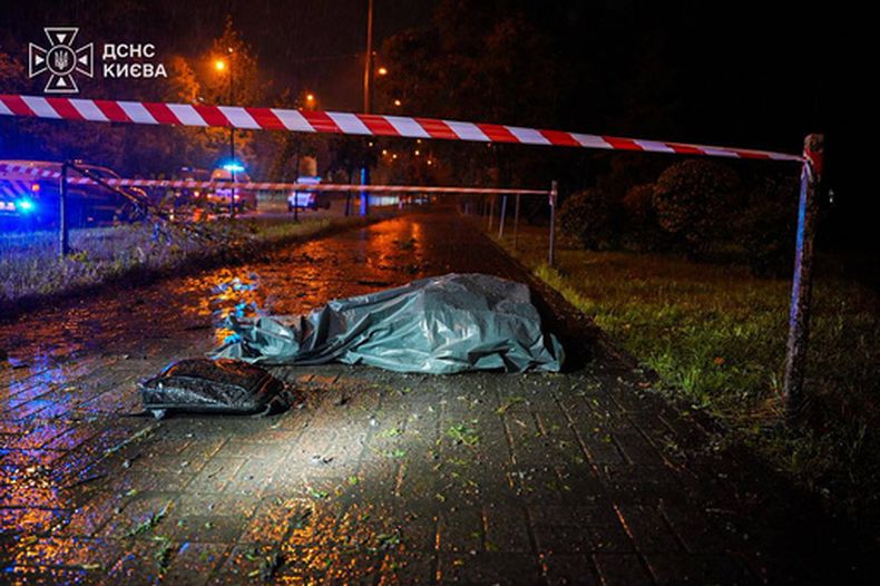 En esta imagen, proporcionada por los Servicios de Emergencia de Ucrania, un cuerpo yace tendido en una calle tras un ataque ruso en Kiev, Ucrania, el 24 de septiembre de 2026. (Servicios de Emergencia de Ucrania vía AP)