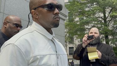 Ye, el rapero anteriormente conocido como Kanye West, sale del tribunal federal durante el juicio de Sean Diddy Combs en Nueva York el viernes 13 de junio de 2025. (Foto AP/Larry Neumeister)
