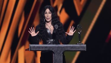 Cher da un discurso durante la ceremonia de inducción al Salón de la Fama del Rock & Roll, el sábado 19 de octubre de 2024, en Rocket Mortgage FieldHouse de Cleveland. (AP Foto/Chris Pizzello)