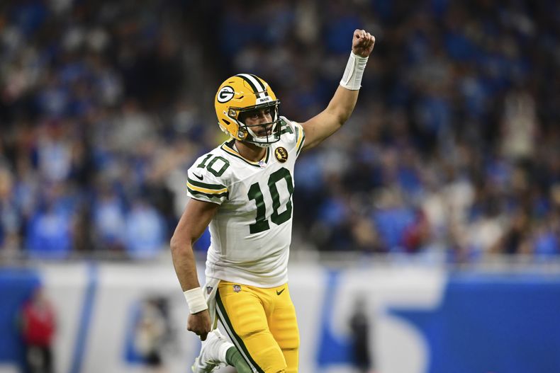 El quarterback Jordan Love de los Packers de Green Bay tras lanzar un pase de touchdown ante los Lions de Detroit, el jueves 23 de noviembre de 2023, en Detroit. (AP Foto/David Dermer)