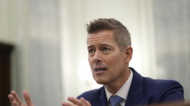 El exrepresentante republicano Sean Duffy da su testimonio ante la Comisión de Comercio, Ciencia y Transporte del Senado en el Capitolio en Washington, el miércoles 15 de enero de 2025, para su nominación a ser secretario de Transporte. (AP Foto/Susan Walsh)