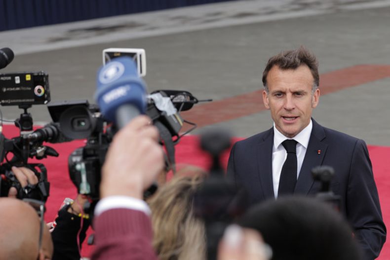 El presidente de Francia, Emmanuel Macron, habla con los medios a su llegada para una reunión de la Comunidad Política Europea en Ereván, Armenia, el lunes 4 de mayo de 2026. (AP Foto/Anthony Pizzoferrato)