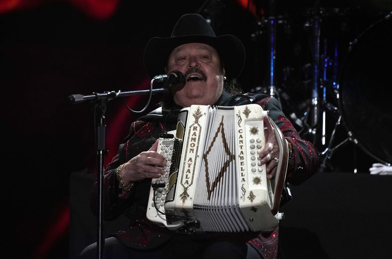 El cantante mexicano Ramón Ayala y sus Bravos del Norte se presentan durante el segundo día del festival Arre en la Ciudad de México el 10 de septiembre de 2023. (Foto AP/Fernando Llano)