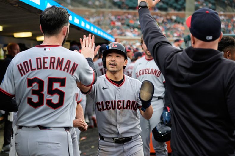 Steven Kwan, de los Guardianes de Cleveland, celebra tras anotar una carrera contra los Tigres de Detroit durante la séptima entrada de un partido de béisbol el martes 19 de mayo de 2026, en Detroit. (Foto AP/Paul Sancya)