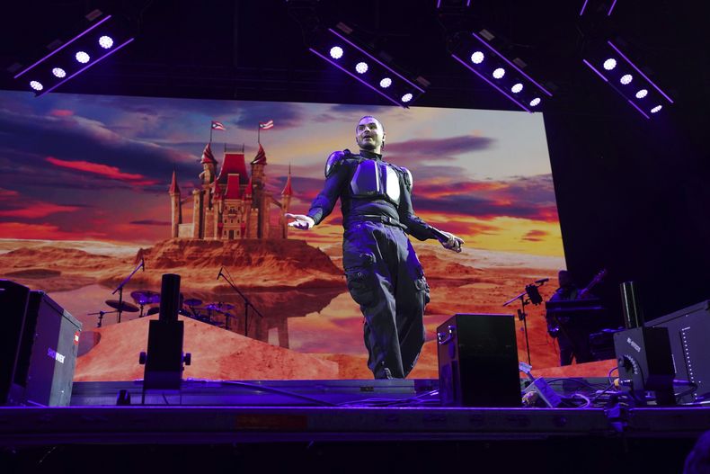 ARCHIVO - El rapero puertorriqueño Álvaro Díaz durante su presentación en el festival AXE Ceremonia en el Parque Bicentenario en la Ciudad de México el 23 de marzo de 2024. Díaz emprenderá una gira de su álbum Sayonara por México y Estados Unidos a partir de agosto de 2024. (Foto AP/Marco Ugarte, archivo)