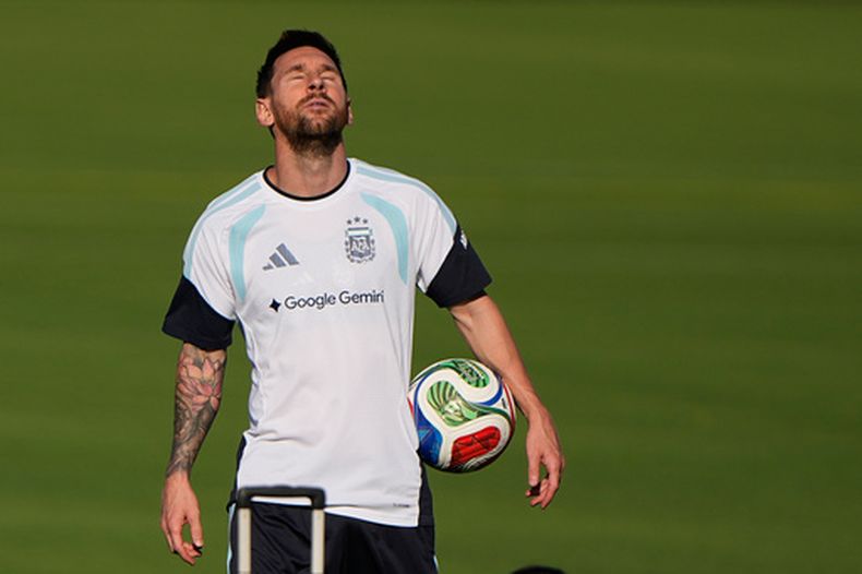 El capitán argentino Lionel Messi durante una práctica para el Mundial, el jueves 11 junio de 2026, en Kansas City. (AP Foto/Charlie Riedel)