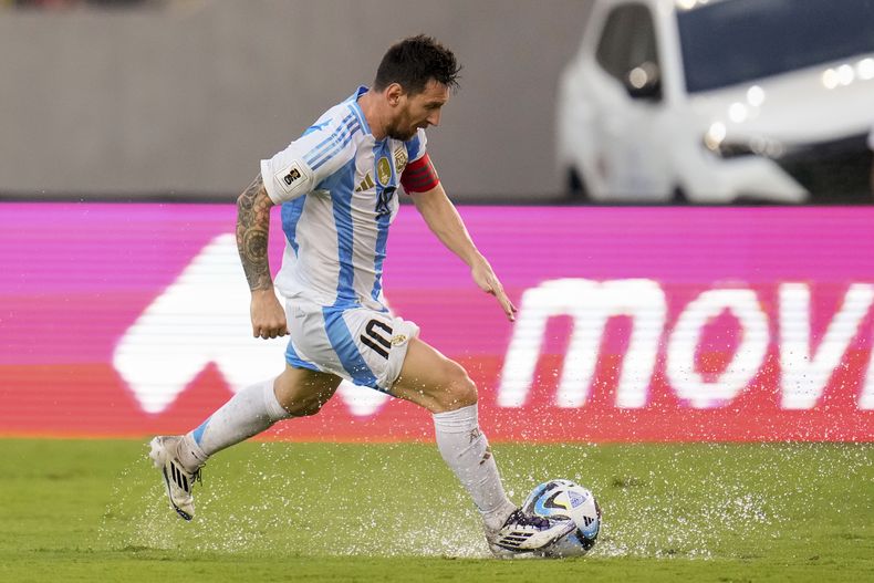 El capitán de Argentina, Lionel Messi, lleva la pelota en el partido contra Venezuela por las eliminatorias para el Mundial 2026 en Maturín, Venezuela, jueves 10 de octubre de 2024. (AP Foto/Ariana Cubillos)
