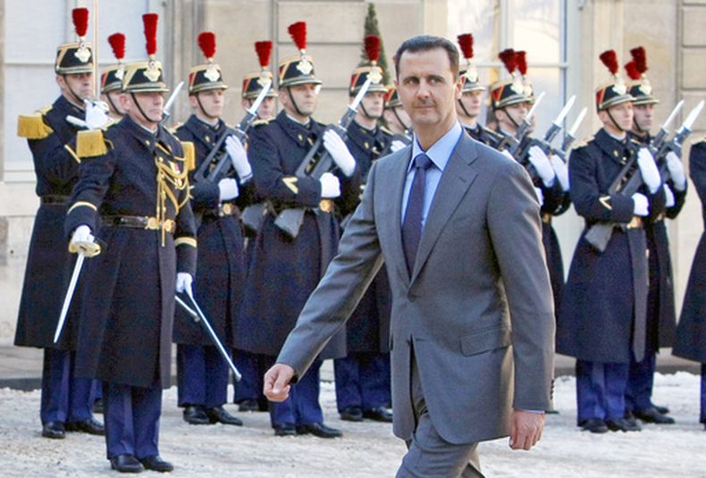 ARCHIVO - En esta imagen de archivo del 9 de diciembre de 2010, el entonces presidente de Siria, Bashar al-Assad, llega al Palacio del Elíseo en París para su reunión con el presidente de Francia, Nicolas Sarkozy. (AP Foto/Remy de la Mauviniere, Archivo)