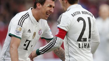 americateve | El jugador de Bayern Munich, Mario Mandzukic, izquierda, festeja con su compa&ntilde;ero Philipp Lahm tras anotar un gol contra Nuremberg por la Bundesliga el s&aacute;bado, 8 de febrero de 2014, en Nuremberg, Alemania. (AP Photo/Michael Probst)