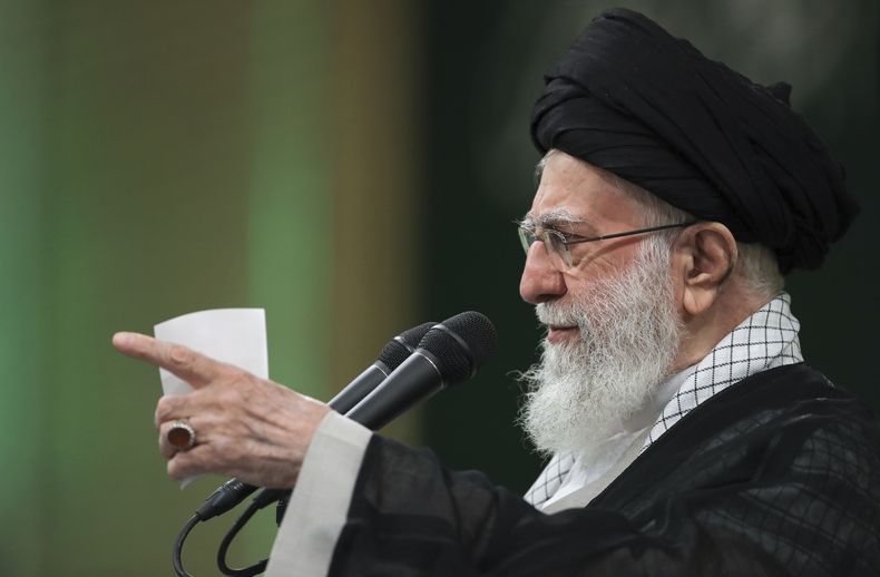 En esta imagen publicada por el sitio oficial en la oficina del líder supremo de Irán, el ayatolá Alí Jamenei, Jamenei habla durante una reunión con maestros en Teherán, Irán, el sábado 7 de mayo de 2025. (Oficina del líder supremo de Irán via AP)