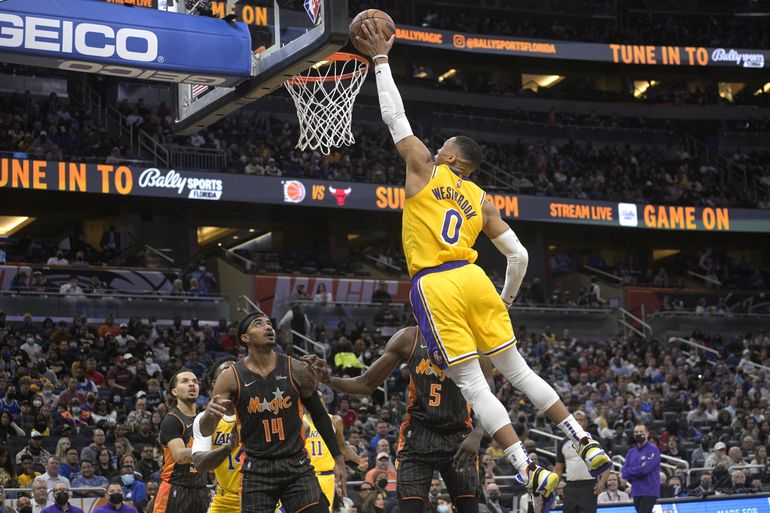 Con 29 puntos de James, Lakers superan a Magic