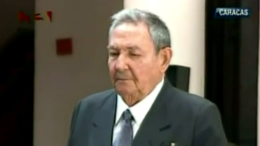 americateve | El dictador de Cuba, Raúl Castro, visitó este miércoles el Cuartel de la Montaña, ubicado en la parroquia 23 de Enero, donde reposan los restos del presidente Hugo Chávez, en conmemoración a un año de su muerte.