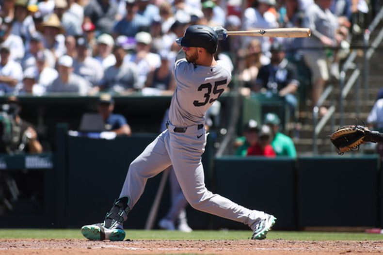 Cody Bellinger de los Yankees de Nueva York batea un sencillo remolcador ne la tercera entrada ante los Atléticos el domingo 31 de mayo del 2026. (AP Foto/Scott Marshall)