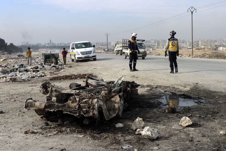 En esta imagen proporcionada por los Cascos Blancos, la defensa civil siria, verificada en función de su contenido y otra información de AP, trabajadores de la defensa civil siria inspeccionan la zona de un coche bomba que mató al menos a 15 personas e hirió a docenas, según la delegación local de la defensa civil siria, a las afueras de la ciudad de Manbij, Siria, el lunes 3 de febrero de 2025. (Cascos Blancos, defensa civil siria, via AP)